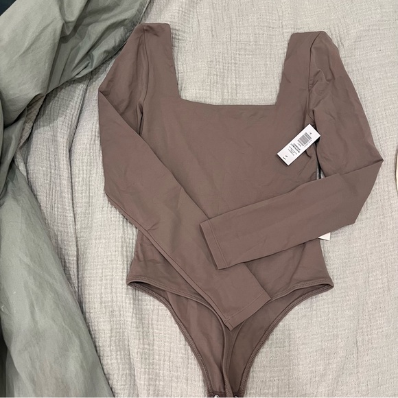 **SOLD** NWT Aritzia Babaton Contour Squareneck Longsleeve Bodysuit - Picture 2 of 5